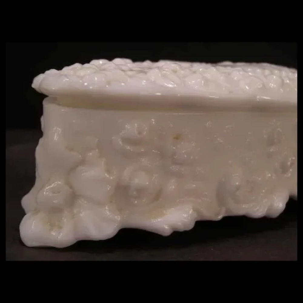 Gorgeous Jenny Lind Milk Glass Glove Box with lid by Fostoria. MINT condition - Picture 6 of 9